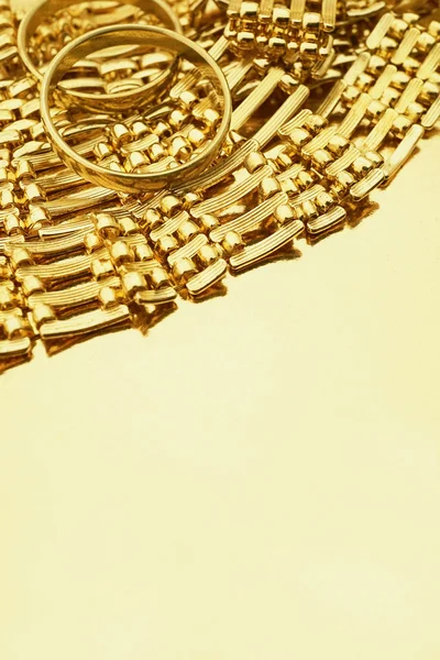 Gold rings and necklace — Stock Photo, Image