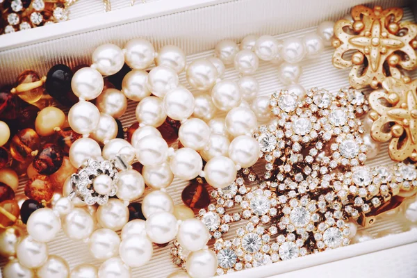 Pearls and vintage jewelry — Stock Photo, Image