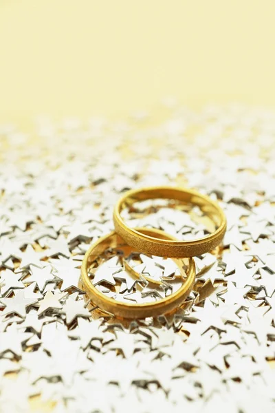 Zlaté prsteny s hvězdami na pozadí — Stock fotografie