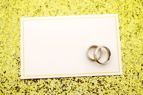 金の指輪を結婚式の招待状 — ストック写真