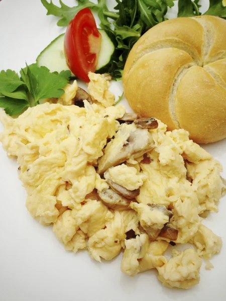 Omelete de cogumelos com pão — Fotografia de Stock