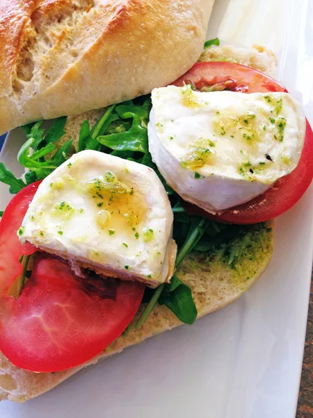 Sandwich au fromage de chèvre et tomate — Photo