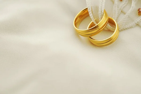 Wedding invitation with  gold rings — Stock Photo, Image