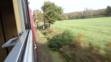 Tren seyahat pencereden bakan