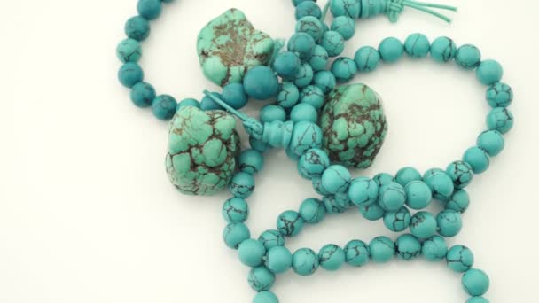 Turquoise gems gemstone necklace turning slowly — Stock Video