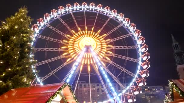 Christmas market at Berlin Alexanderplatz with Ferris Wheel — Stock Video