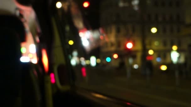 Rijden in de stad bij nacht onscherp — Stockvideo