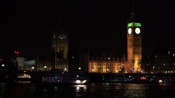 Thames Nehri boyunca tekne — Stok video