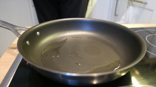 Heating oil in a frying pan — Stock Video