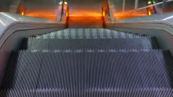 Escalera mecánica con luces naranjas — Vídeo de stock