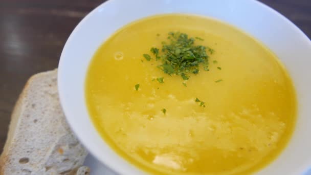 Sopa de papa caliente y zanahoria — Vídeos de Stock