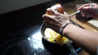 Çırpılmış yumurta yapıyorum.