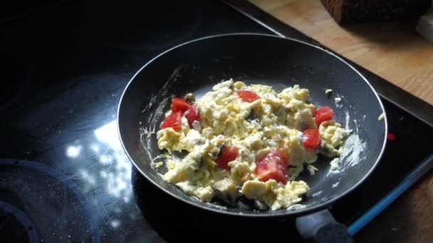 Making scrambled eggs — Stock Video