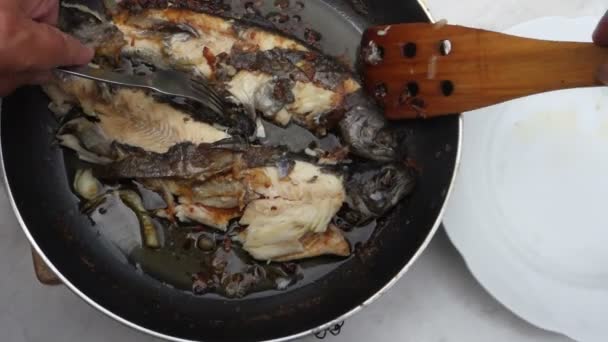 Putting fried fish on plate — Stock Video