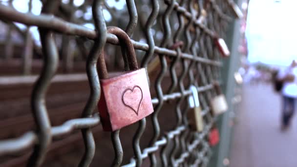 Bloqueo de amor en una valla — Vídeo de stock