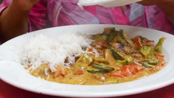 Добавление риса в овощи — стоковое видео