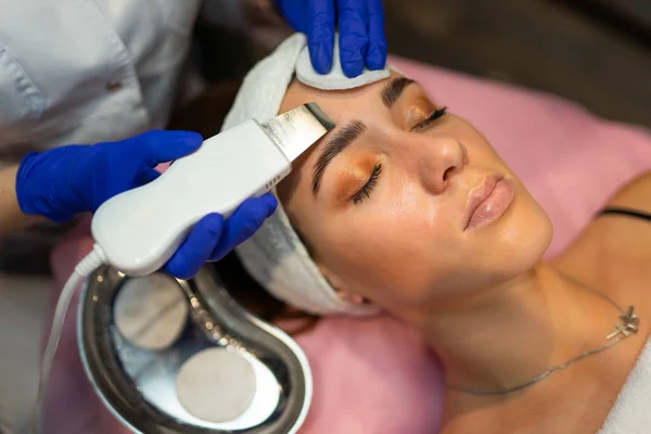 Procedimiento Limpieza Facial Con Depurador Ultrasónico — Foto de Stock