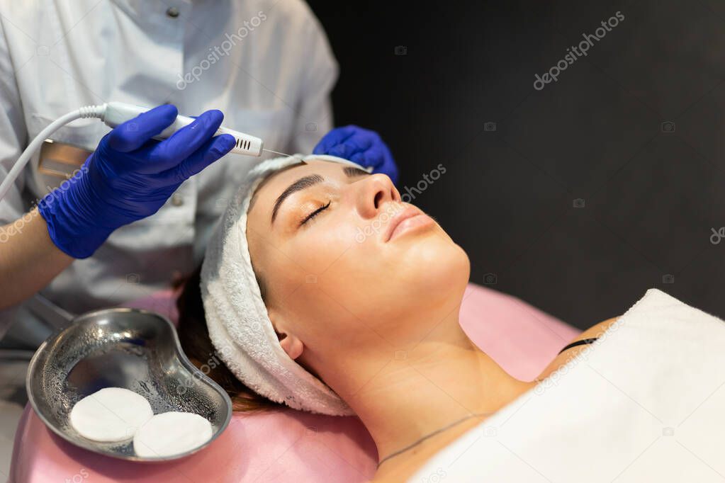 Facial cleansing procedure with ultrasonic scrubber