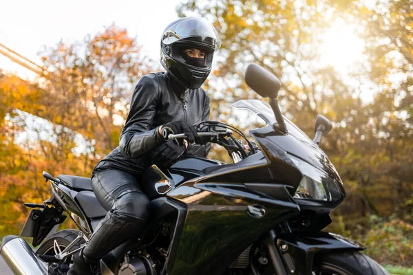 Chica Joven Una Motocicleta Deportiva —  Fotos de Stock