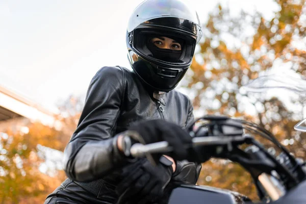 Portret Motocyklistki Kasku — Zdjęcie stockowe