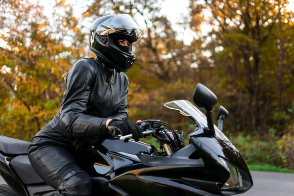 Chica Joven Una Motocicleta Deportiva —  Fotos de Stock