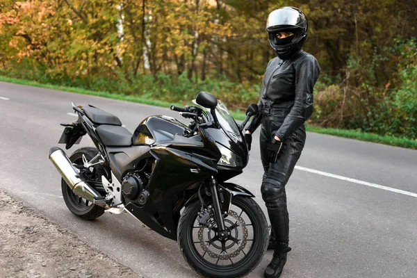 Mujer Motociclista Chica Pie Cerca Motocicleta —  Fotos de Stock