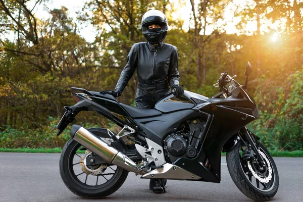 Menina Motociclista Feminina Fica Perto Motocicleta — Fotografia de Stock