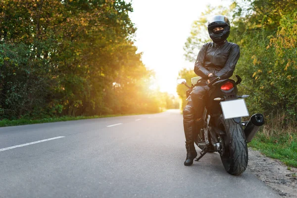 Biker Kobieta Czarnym Mundurze Siedzi Motocyklu — Zdjęcie stockowe