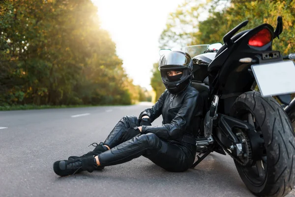 Motociclista Chica Sienta Apoyándose Motocicleta —  Fotos de Stock