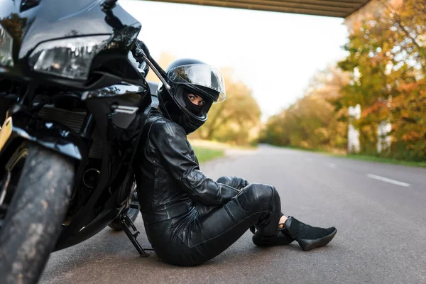 Biker Girl Sits Leaning Motorcycle — Stock Photo, Image