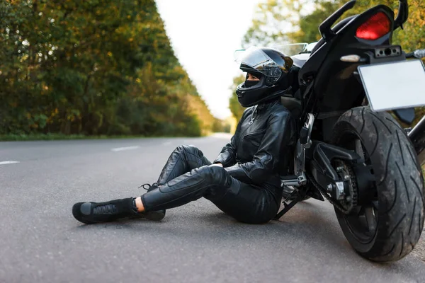 Motoqueiro Menina Roupa Preta Senta Inclinado Uma Motocicleta — Fotografia de Stock