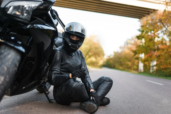 Ragazza Motociclista Abito Nero Siede Appoggiato Una Moto — Foto Stock