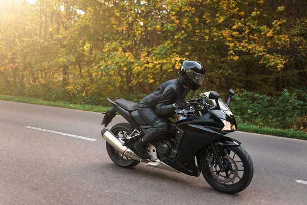 Chica Motociclista Una Moto Deportiva Paseos Carretera —  Fotos de Stock