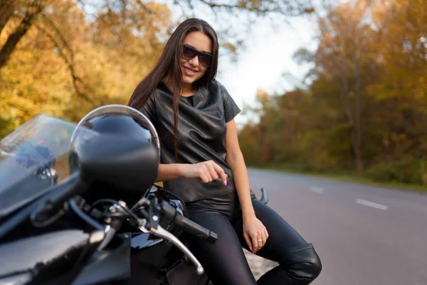 Bella Motociclista Donna Occhiali Vestiti Pelle Nera Siede Sulla Moto — Foto Stock