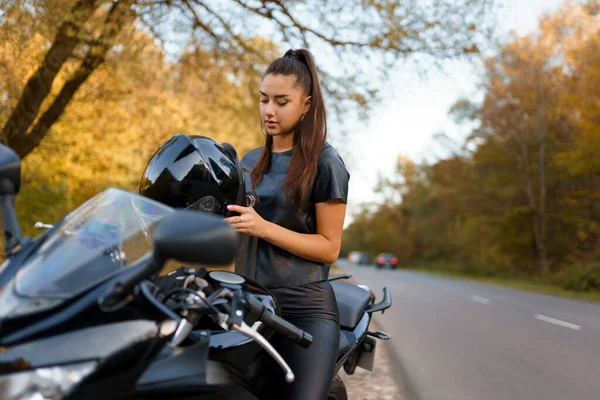 Hermosa Chica Una Motocicleta Deportiva —  Fotos de Stock