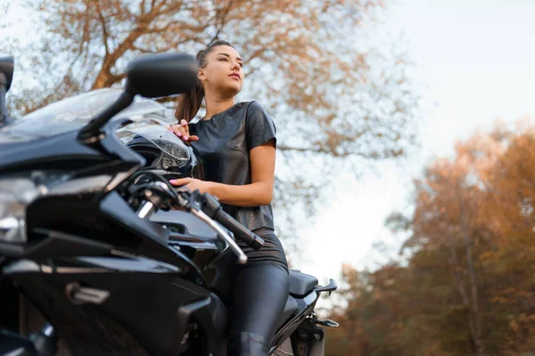 Hermosa Chica Una Motocicleta Deportiva —  Fotos de Stock