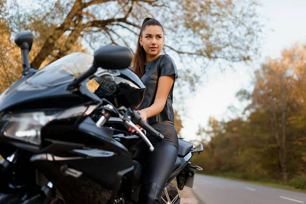 Hermosa Chica Una Motocicleta Deportiva — Foto de Stock