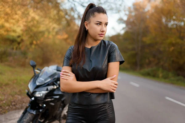 Retrato Mulher Motociclista Estrada — Fotografia de Stock