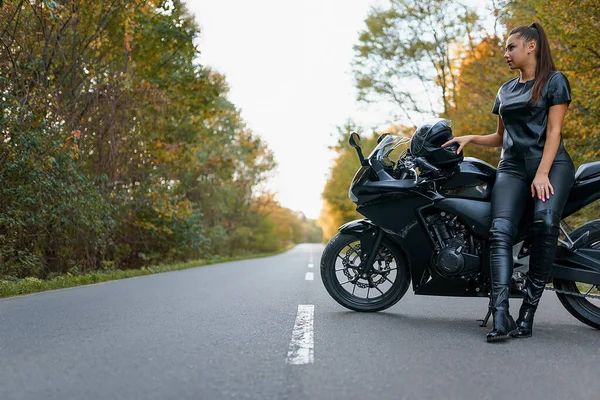 Elegante Motociclista Feminina Estrada — Fotografia de Stock