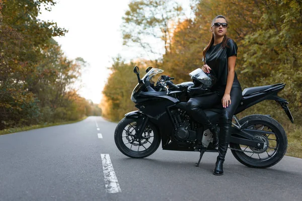 Snygg Kvinnlig Motorcyklist Vägen — Stockfoto