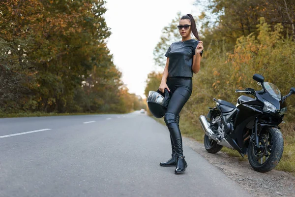 Elegante Motociclista Feminina Estrada — Fotografia de Stock