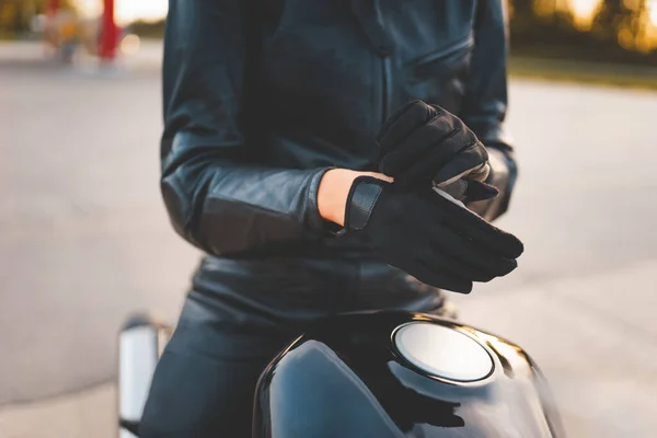 Brutal Chica Motociclista Usando Guantes Mientras Sienta Bicicleta —  Fotos de Stock