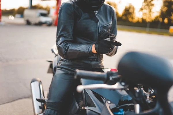 Brutale Motorradfahrerin Trägt Handschuhe Während Sie Auf Fahrrad Sitzt — Stockfoto