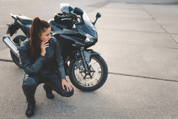 Menina Motociclista Terno Couro Perto Sua Motocicleta — Fotografia de Stock