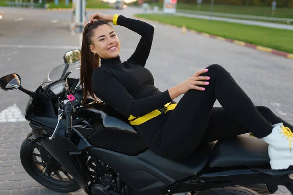 Stylowa Dziewczyna Rowerzysta Motocyklu — Zdjęcie stockowe