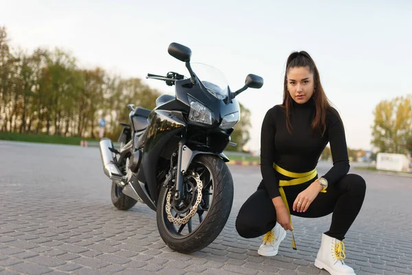 Chica Motociclista Cerca Motocicleta — Foto de Stock