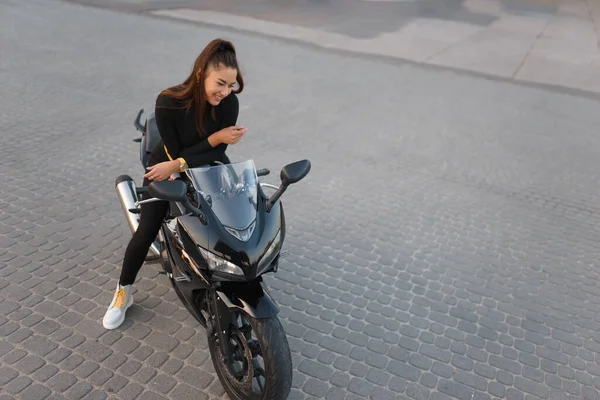 Positives Biker Mädchen Auf Motorrad — Stockfoto