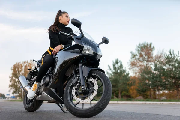 骑摩托车的时尚摩托女孩 — 图库照片