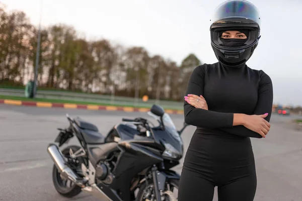 Kobieta Motocyklista Kasku Czarne Ubrania Pobliżu Motocykla — Zdjęcie stockowe