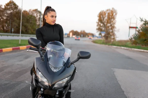骑摩托车的时尚摩托女孩 — 图库照片